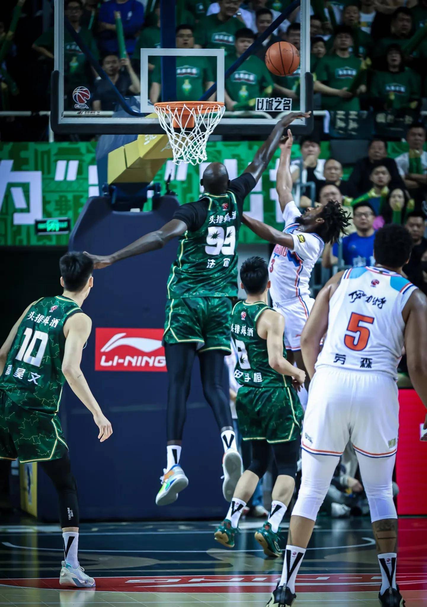 新疆篮球队士气高涨，击败对手！