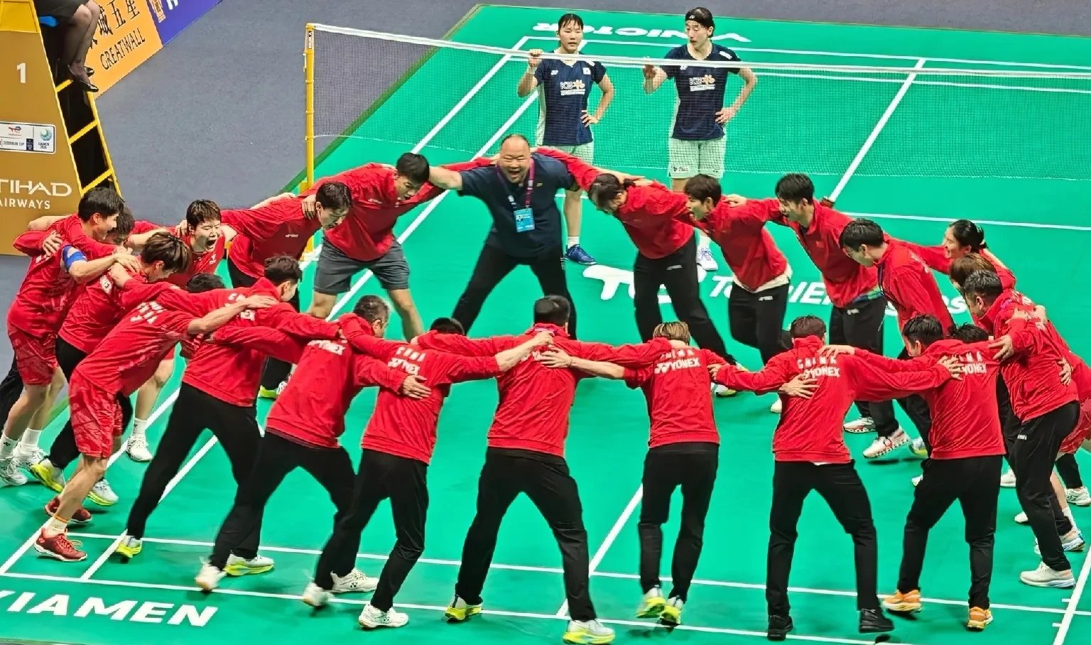 运动员们在场上焦灼对抗和顶尖表现 运动员们在场上焦灼对抗和顶尖表现