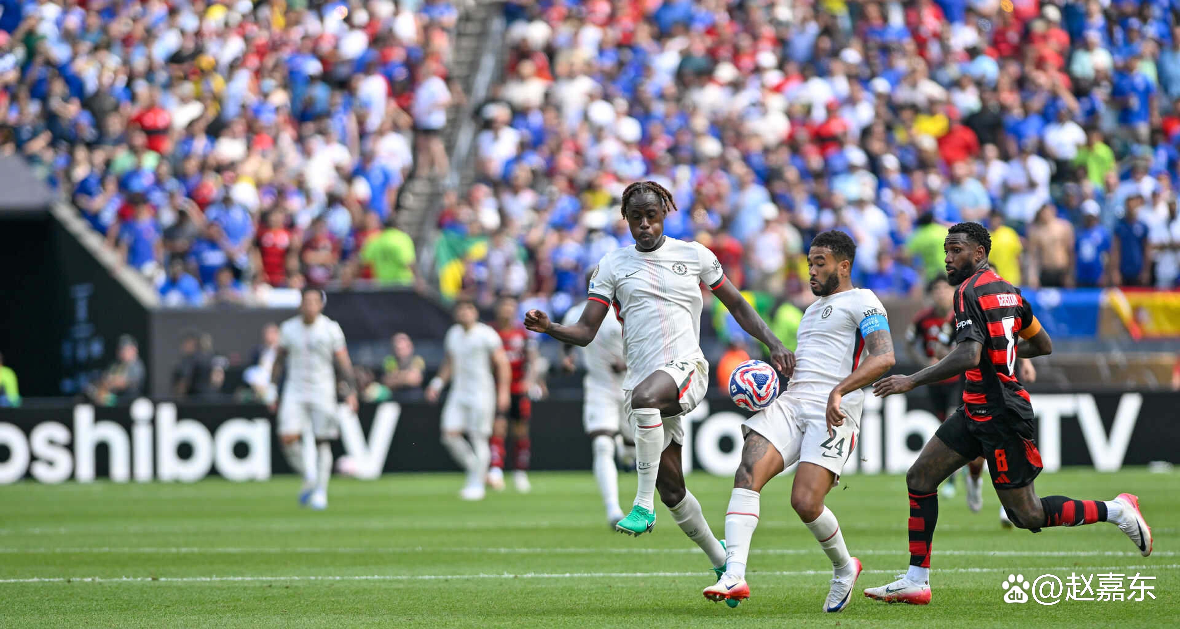 三亿体育体育链接-切尔西惨遭逆转，争冠形势不佳