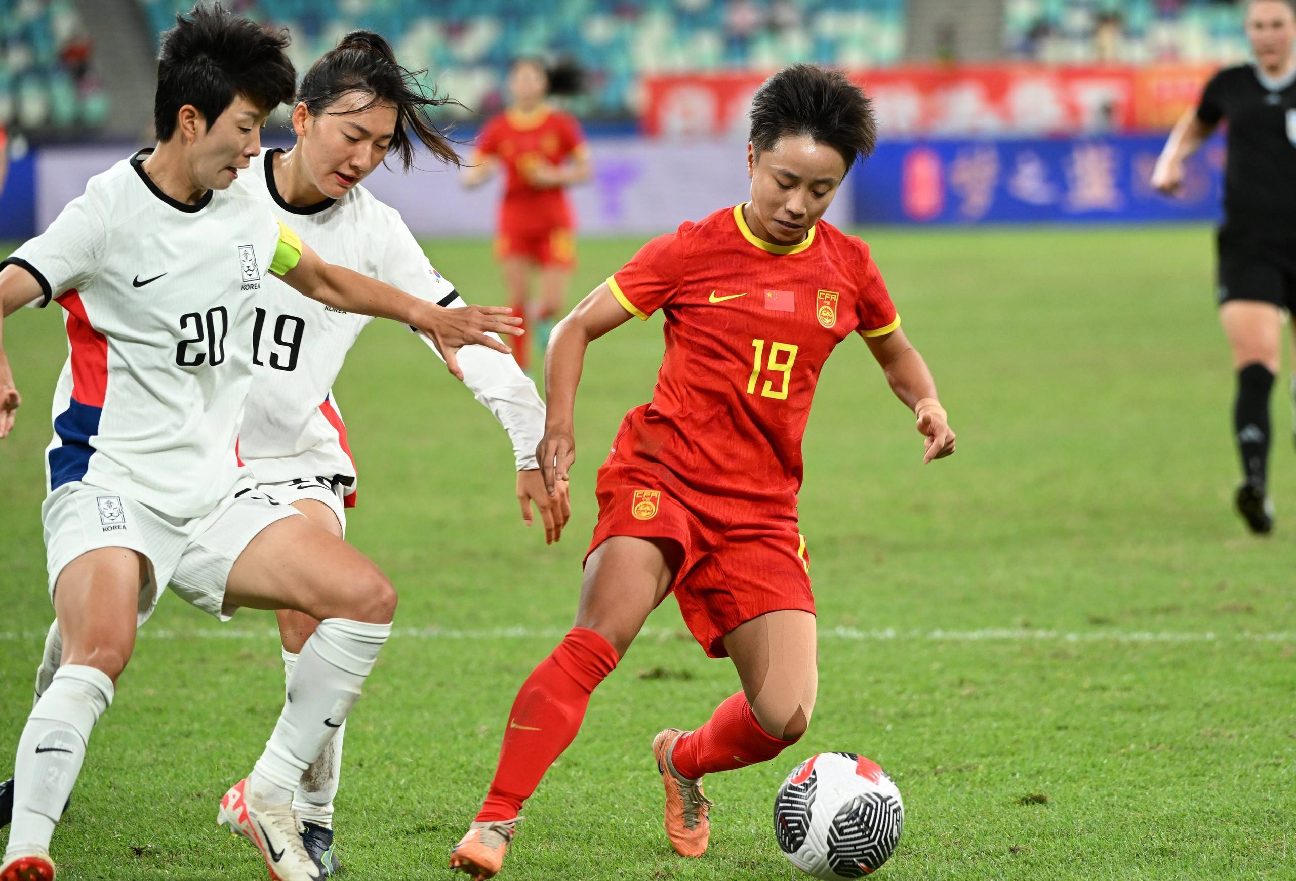 三亿体育体育娱乐-国际足坛最新：女子比赛中的激烈竞争！的简单介绍