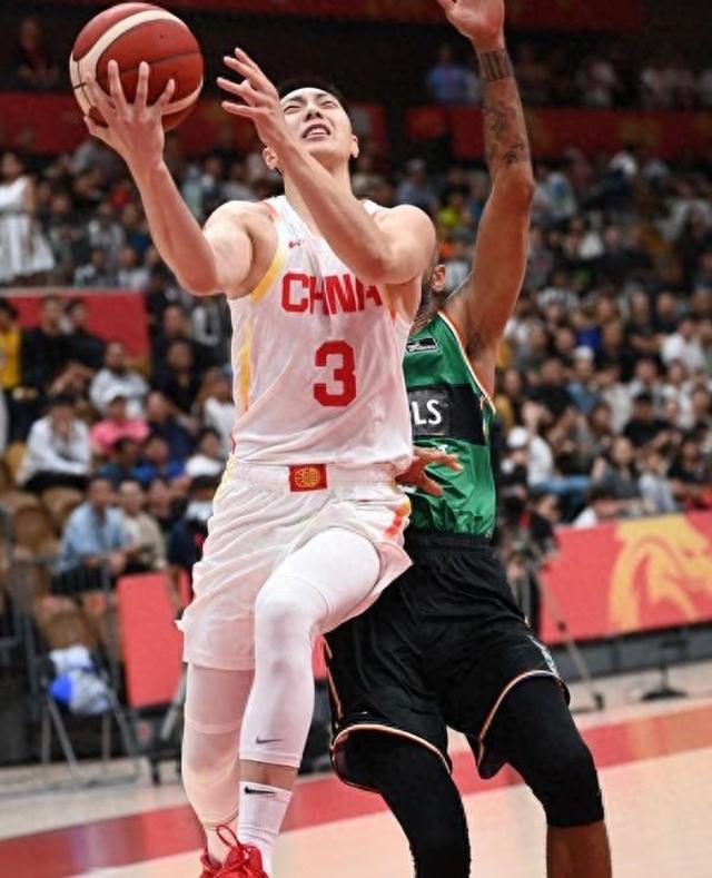 三亿体育体育地址-激战决不容小觑，比赛场面持续向上，球员扣人心弦的简单介绍