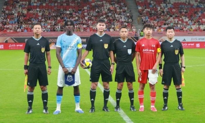 三亿体育体育教练-包含国内足球引发热潮，球迷期待中超新赛季开幕的词条