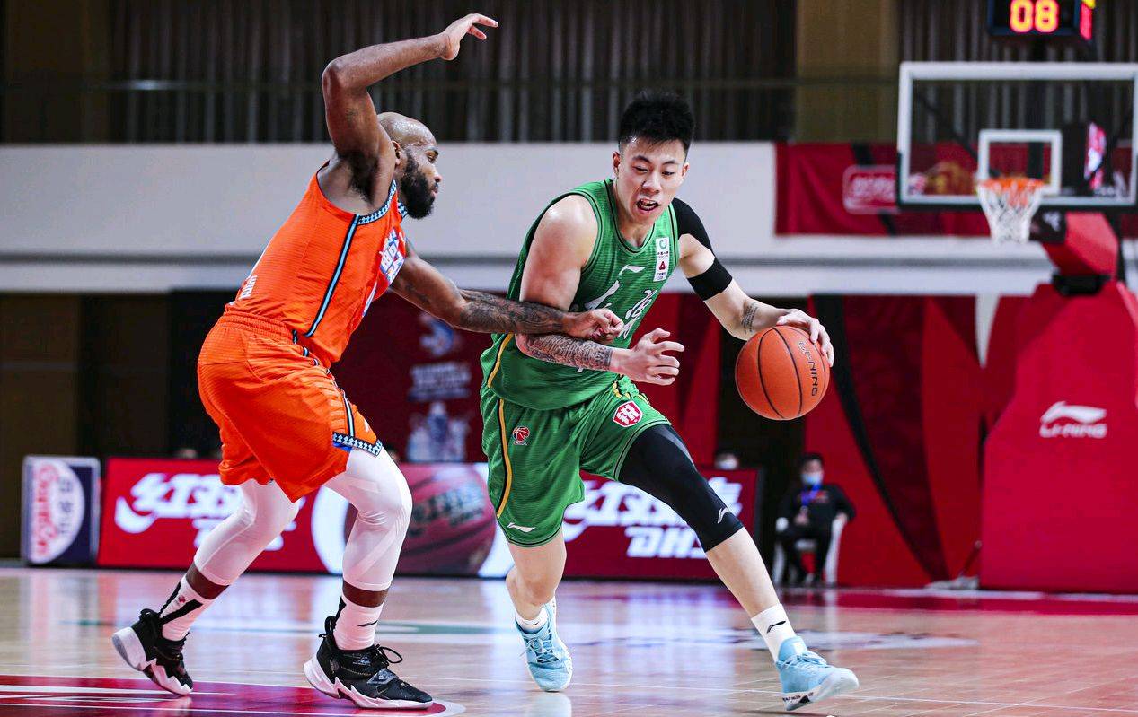 三亿体育体育网站入口-重庆男篮迎战劲旅，全力以赴备战