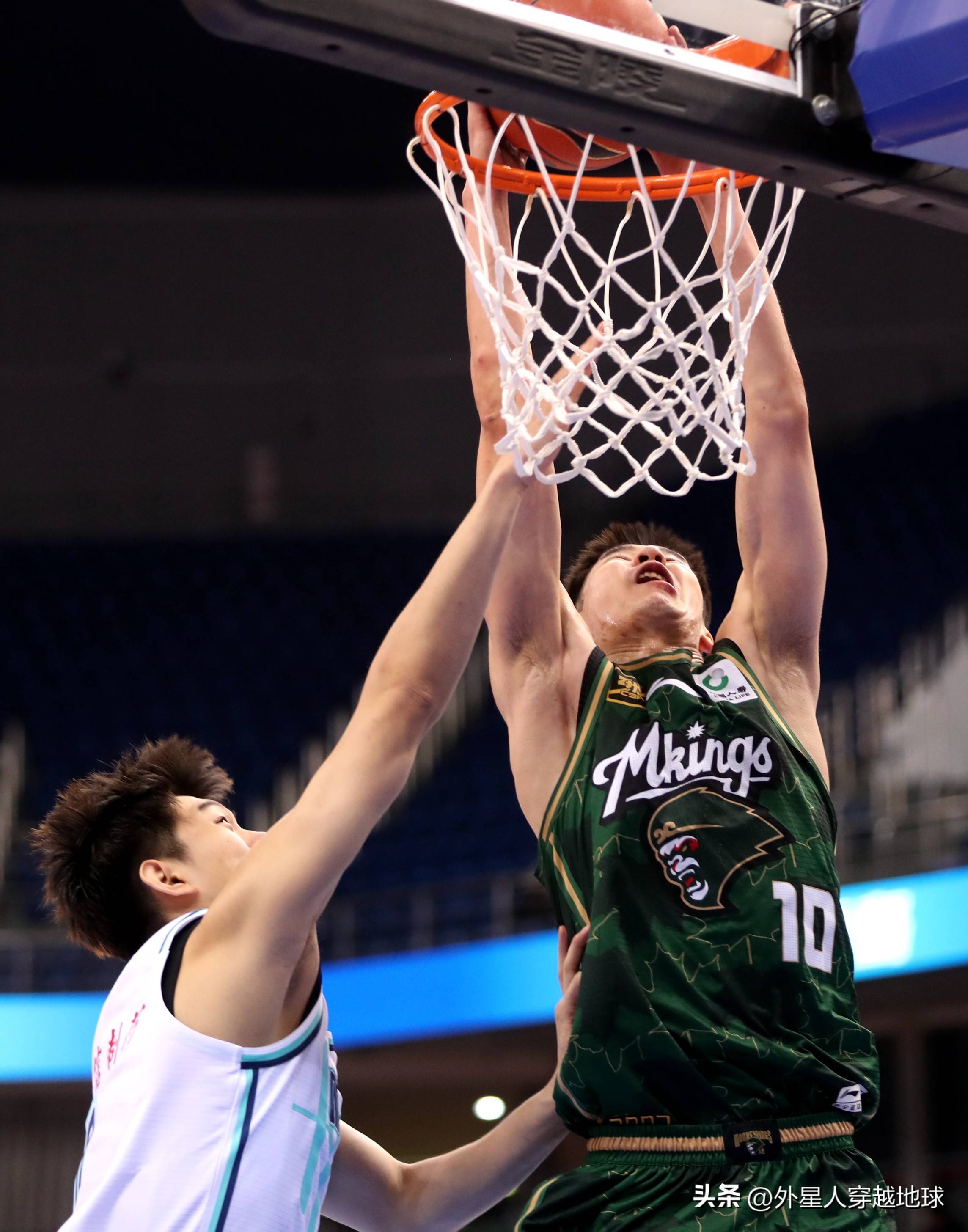 球员在比赛中展现出色技艺受到球迷赞叹 球员在比赛中展现出色技艺受到球迷赞叹