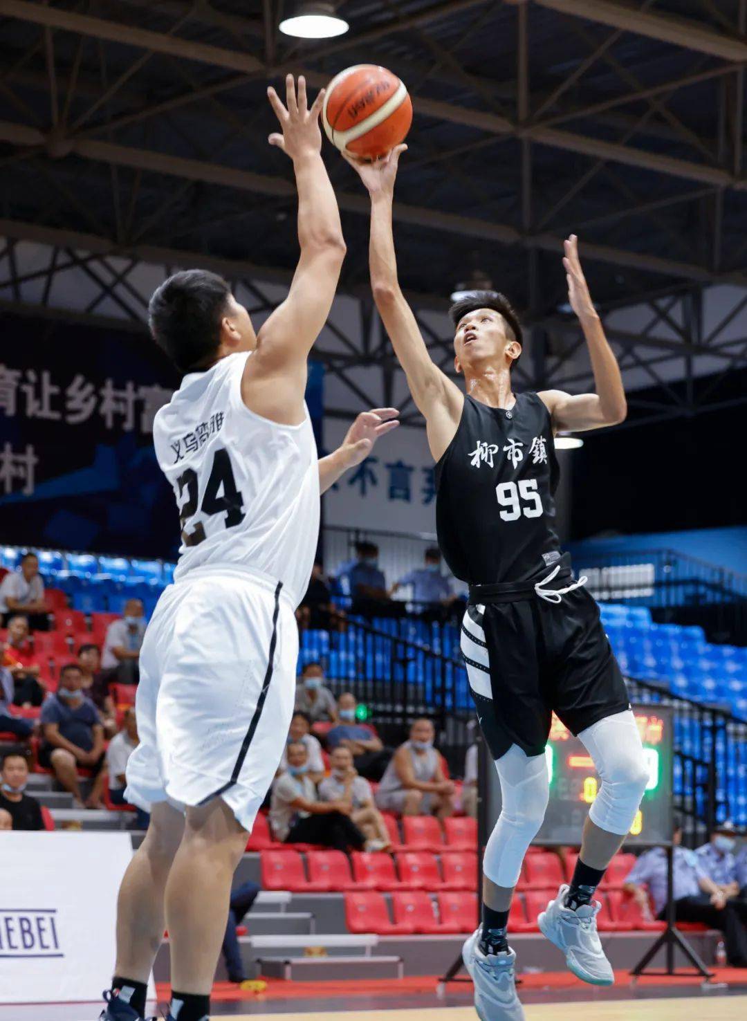 关于热情激烈，两队士气高昂，争分夺秒的信息