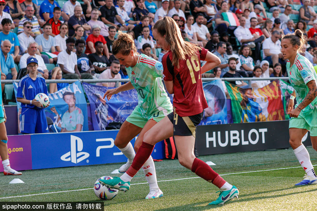 西班牙女足队大比分获胜，晋级四强