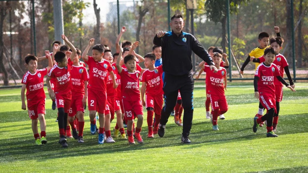 三亿体育体育教练-包含阿根廷前锋计划开设青训学校，培养未来足球新秀的词条
