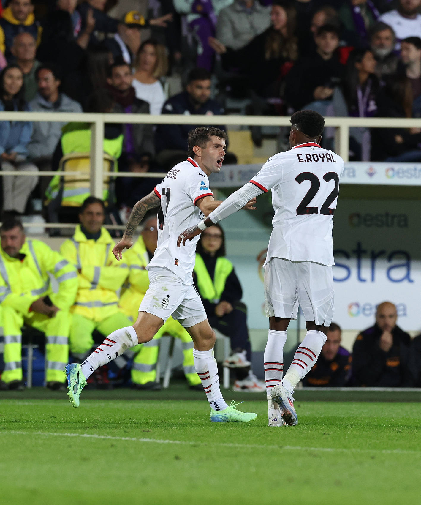 三亿体育体育注册-意甲比赛防守荒废，场内进球不断