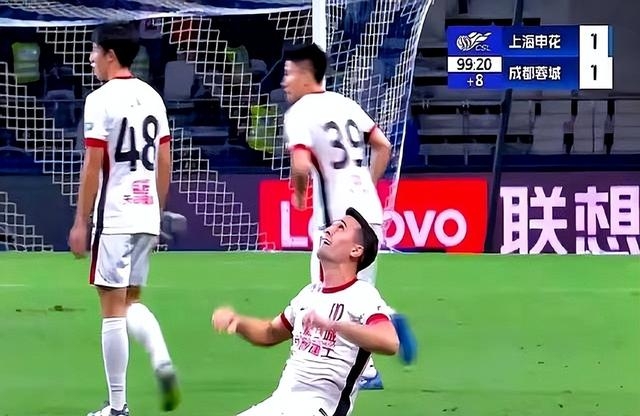 中超联赛球员燃情争夺,场上局势悬念丛生 中超联赛球员燃情争夺,场上局势悬念丛生