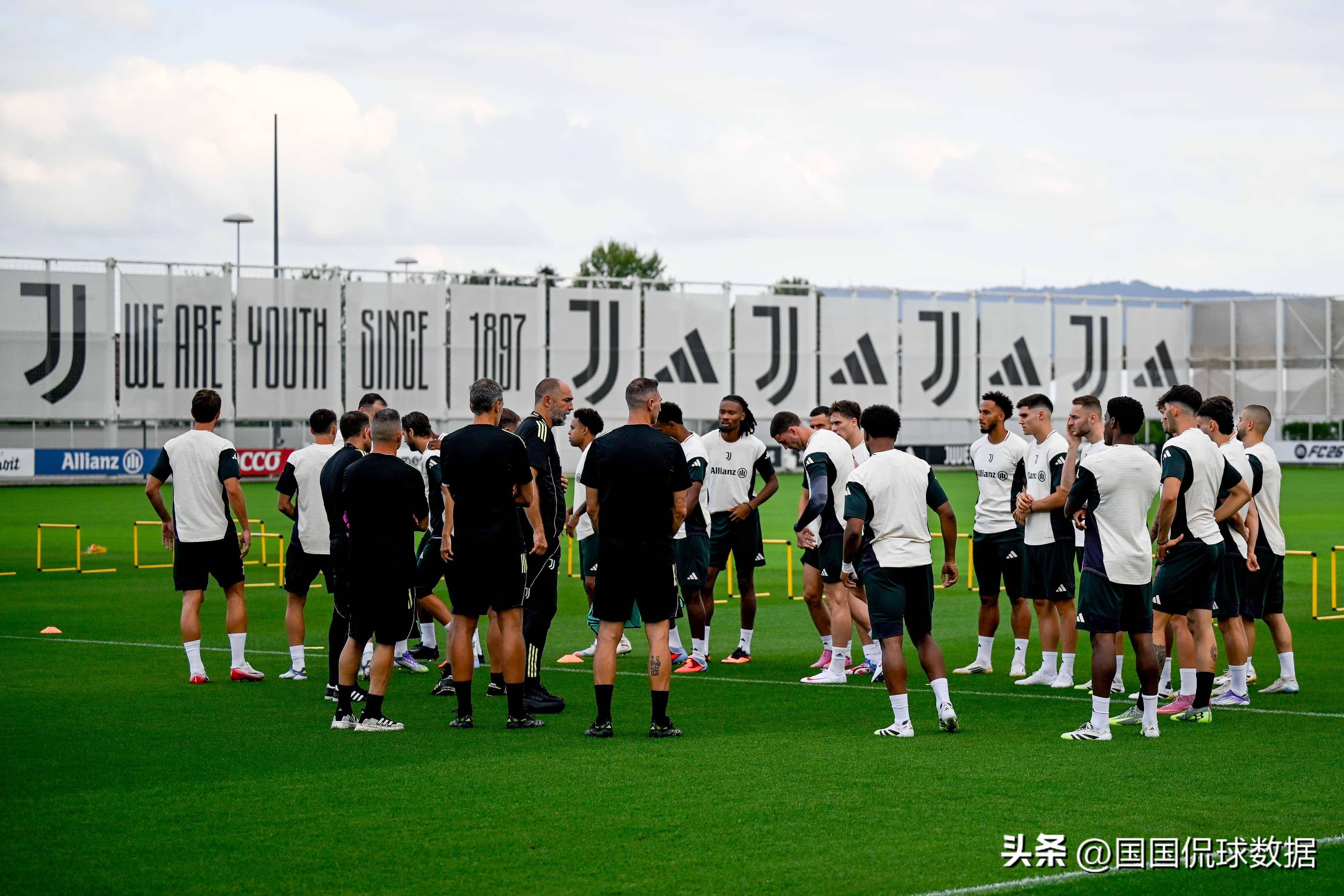 三亿体育体育app下载地址-尤文图斯队员展现出稳固防守