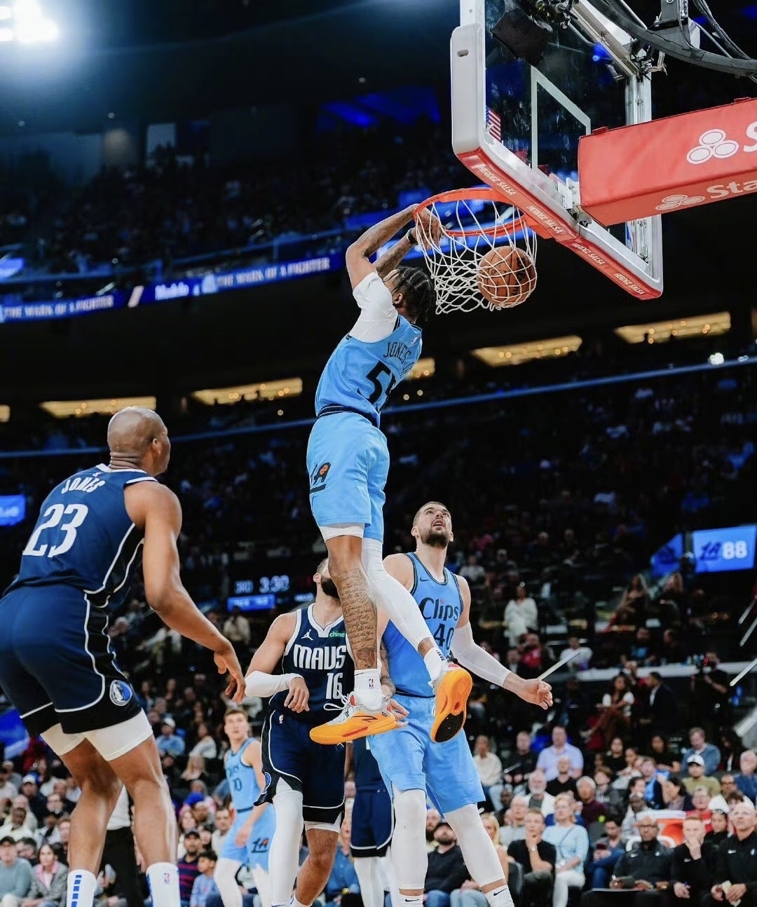 三亿体育体育在线登录-快船队上演绝杀，新赛季展现实力跻身西部前列的简单介绍