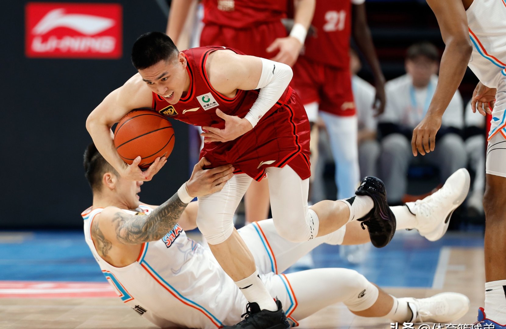 三亿体育体育在线-球员受伤无碍，继续为球队拼搏