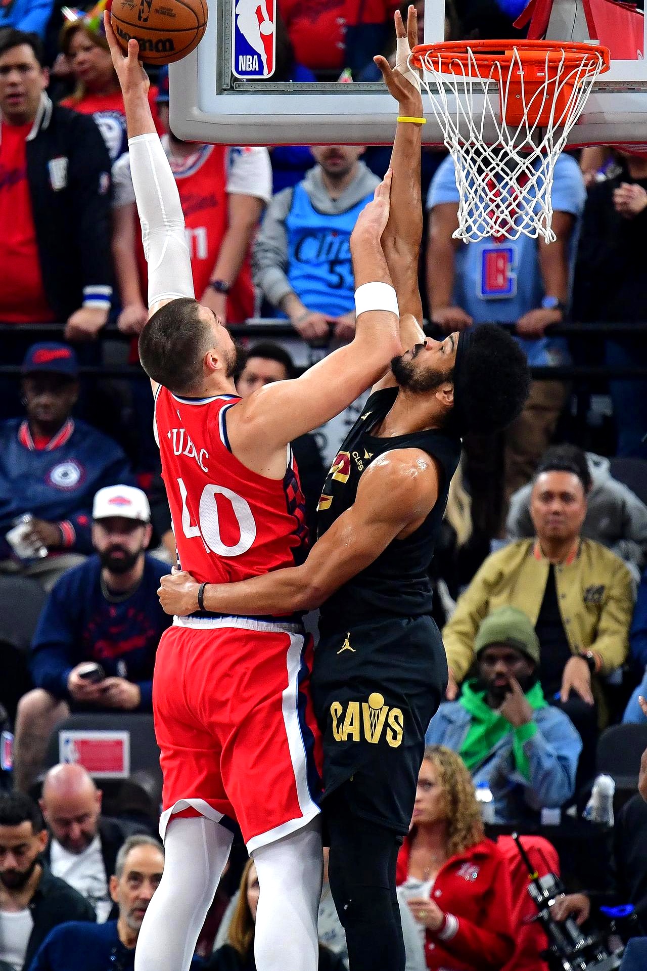 三亿体育体育中国官网-快船客场击败国王，继续追逐雄鹿