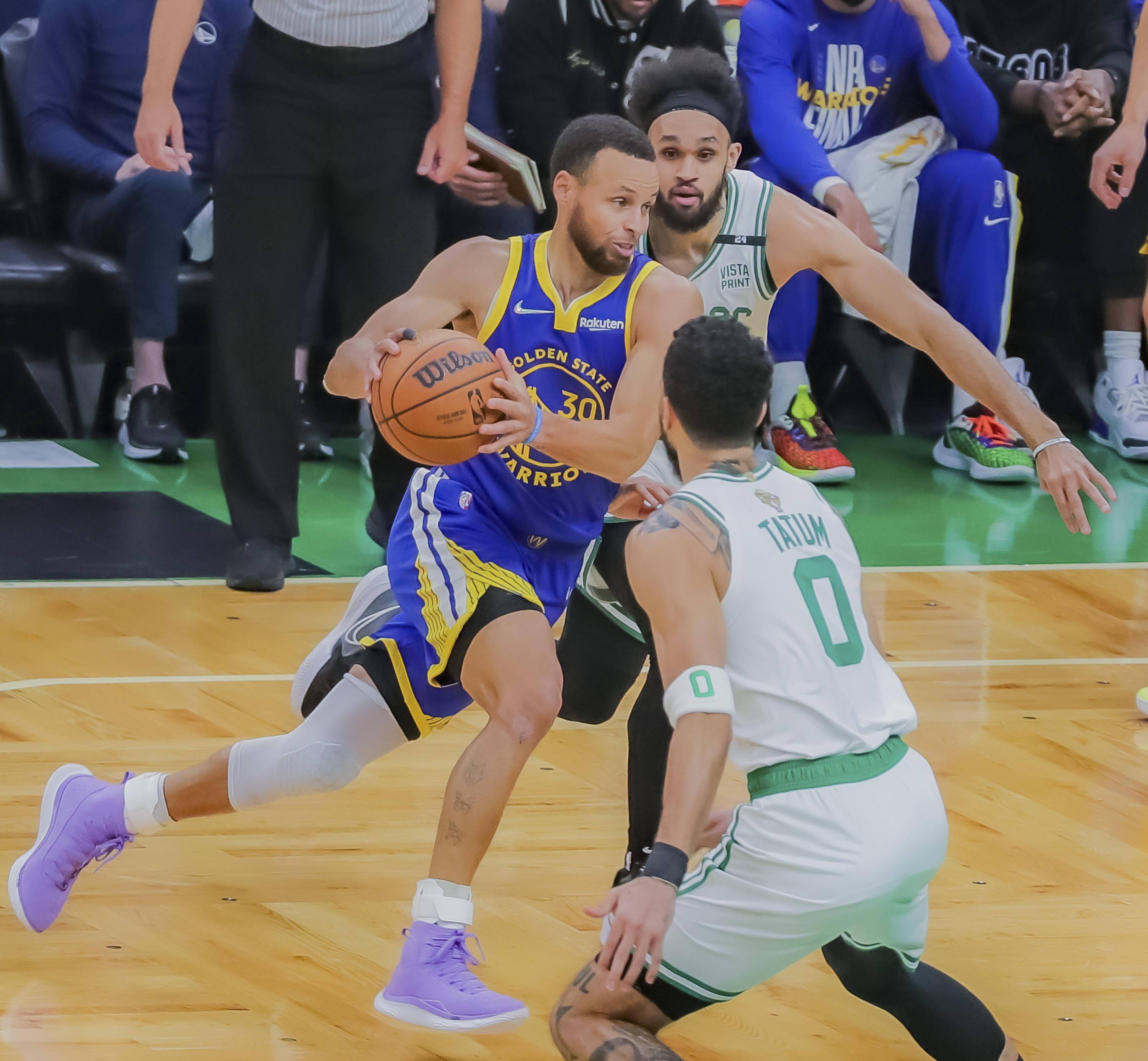 勇士队夺得西部冠军,晋级总决赛 勇士队夺得西部冠军,晋级总决赛