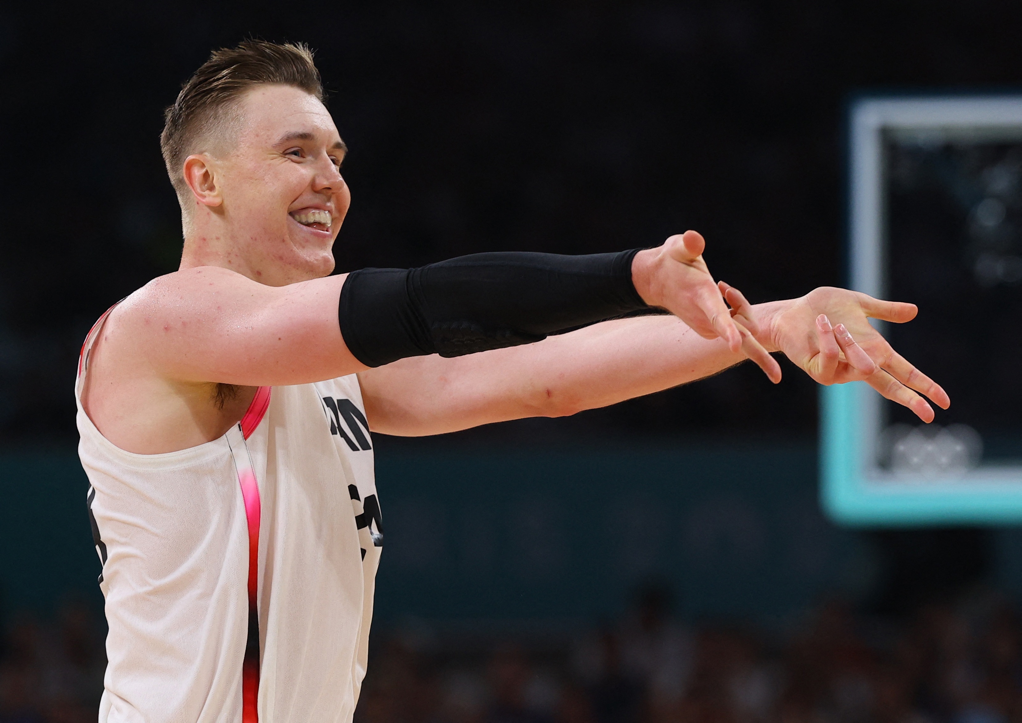 包含澳大利亚队狂胜，三球进账的词条