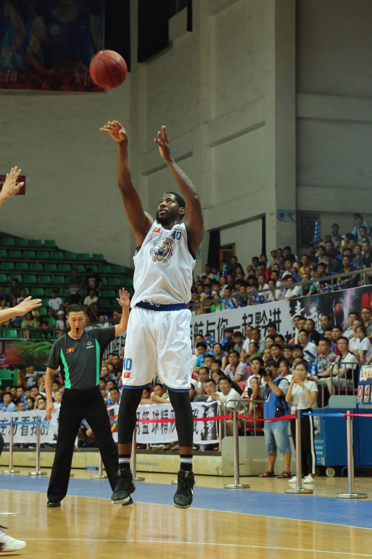 三亿体育体育网页版-包含人主场告捷，全队士气大振的词条