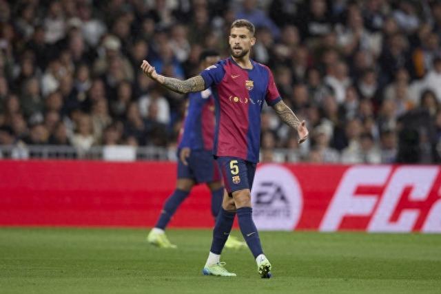 包含巴萨后防崩盘，主帅再次面临压力的词条