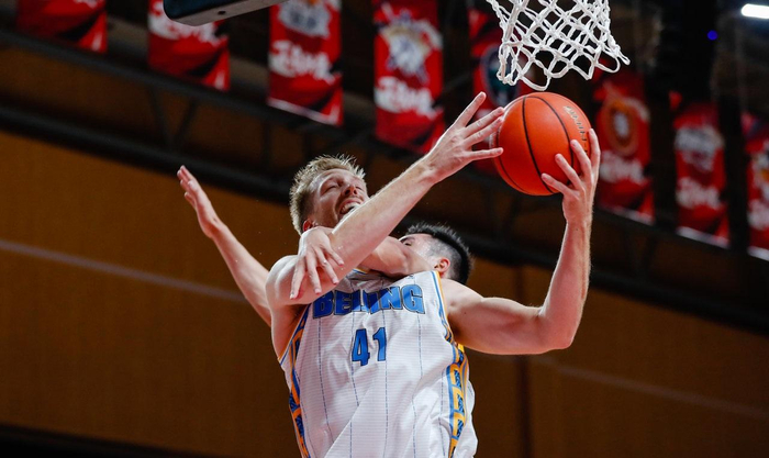 三亿体育体育视频-都灵主教练遭遇连败压力，面临下课危机