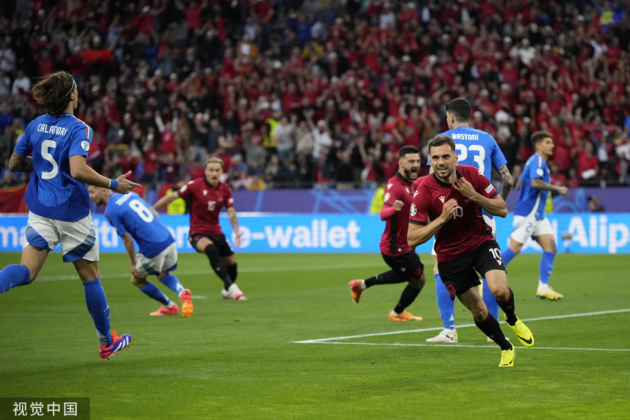 阿尔及利亚球队意外战胜强敌